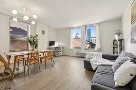 10 Regent St #607, Jersey City, NJ 07302