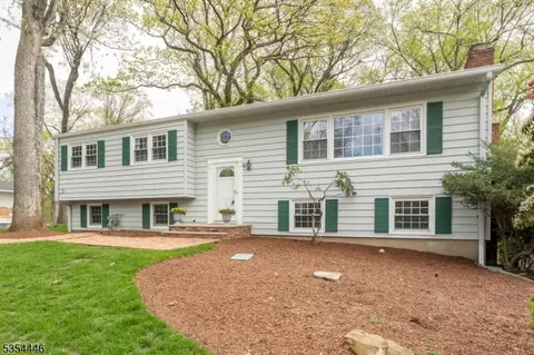 6 Colonial Dr, Green Brook, NJ 08812