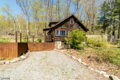 51 Glendale Rd, Hewitt, NJ 07421