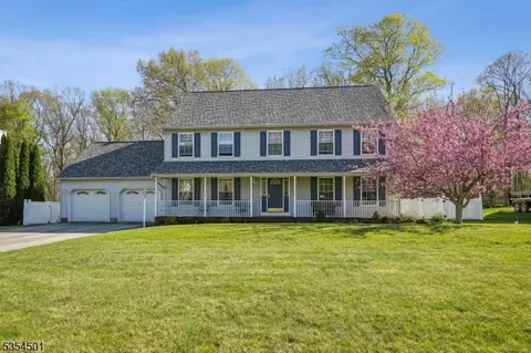 30 Lark Ln, Oak Ridge, NJ 07438