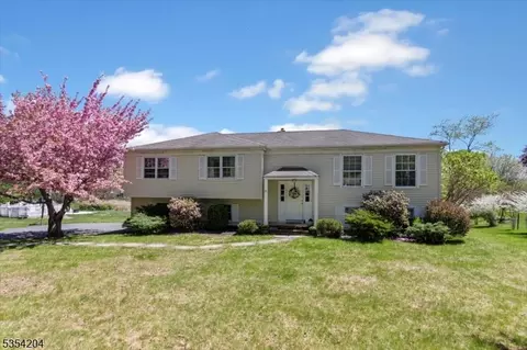 27 Douglas Dr, Long Valley, NJ 07853