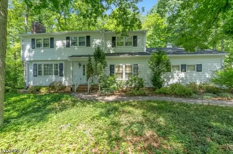 31 Wolf Hill Dr, Warren, NJ 07059
