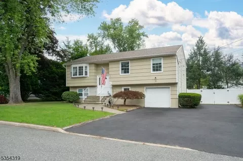 14 Poplar St, Bloomingdale, NJ 07403