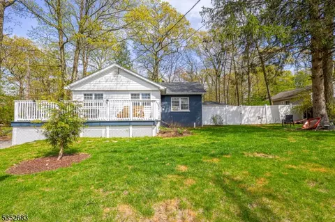 27 Skidmore Trl, Hopatcong, NJ 07843