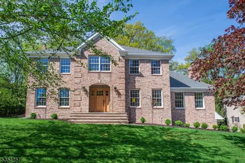 9 Rogers Ct, Midland Park, NJ 07432
