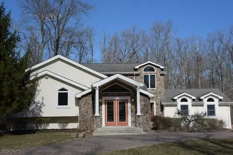 131 Lindbergh Rd, Hopewell, NJ 08525