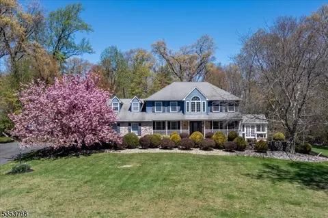 13 Kensington Ct, Asbury, NJ 08802