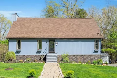 40 Kinswood Rd, Hewitt, NJ 07421