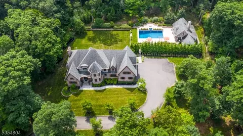 113 Valley Dr, Watchung, NJ 07069