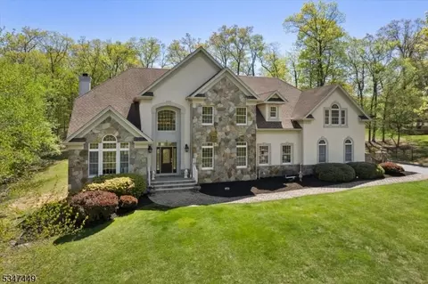 6 Strawberry Ln, Warren, NJ 07059