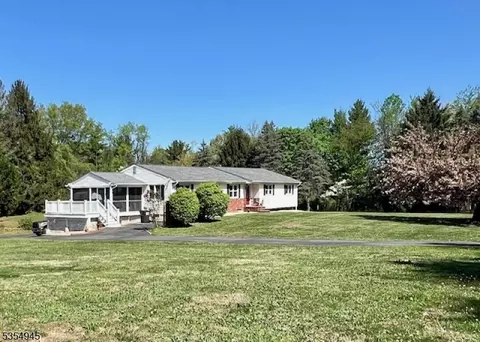 2 Wayside Ln, Lebanon, NJ 08833