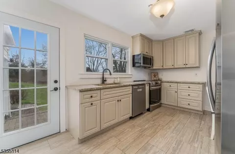 22 Blossom Hill Rd, Lebanon, NJ 08833