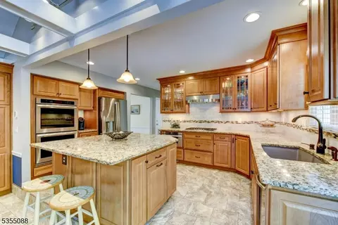 17 Edgewood Rd, Branchburg, NJ 08853
