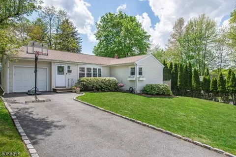 40 Woodrow Pl, West Caldwell, NJ 07006