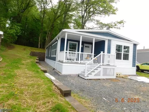 75 Back St, Oxford, NJ 07863