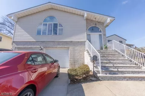 10 Livi Ct, Elmwood Park, NJ 07407