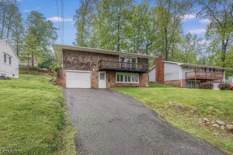 88 Summit Rd, Sparta, NJ 07871