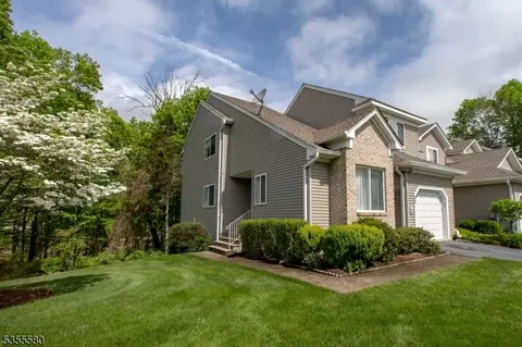 8 Sundance Ter, Hamburg, NJ 07419