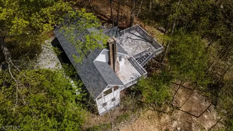 4 Amicalola Dr, Highland Lakes, NJ 07422