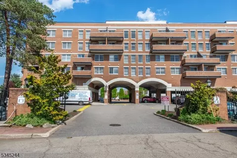 41 Iron Forge Sq, Pompton Lakes, NJ 07442