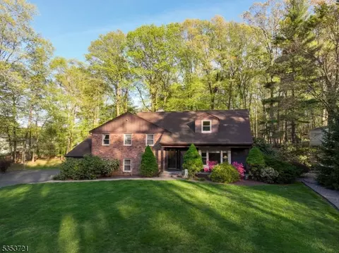 48 Poplar Dr, Morris Plains, NJ 07950