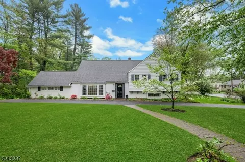 6 Ronarm Dr, Mountain Lakes, NJ 07046