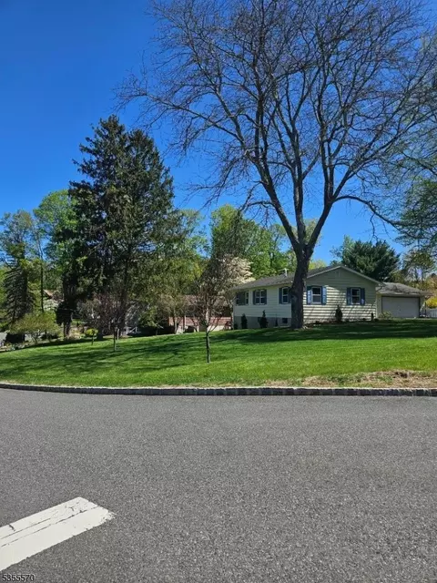 8 Tyler St, Sparta, NJ 07871