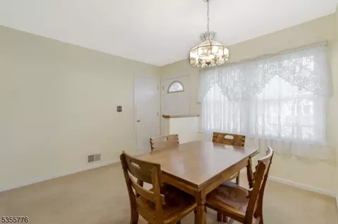 25 Orchard Rd, Middlesex, NJ 08846 photo 4