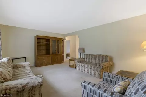 25 Orchard Rd, Middlesex, NJ 08846 photo 9