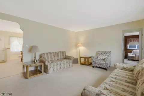 25 Orchard Rd, Middlesex, NJ 08846 photo 10