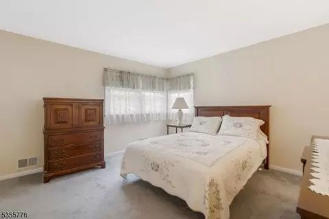 25 Orchard Rd, Middlesex, NJ 08846 photo 15