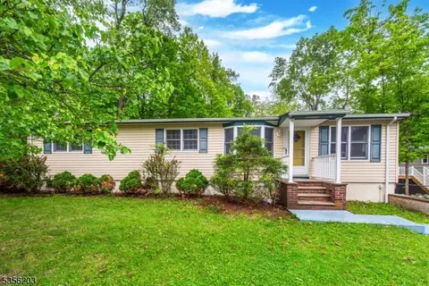 4 Burgher Rd, Highland Lakes, NJ 07422