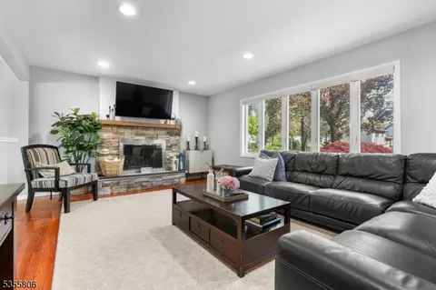 214 Wilsey Ct, Paramus, NJ 07652 photo 2