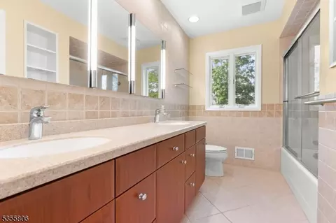 214 Wilsey Ct, Paramus, NJ 07652 photo 8