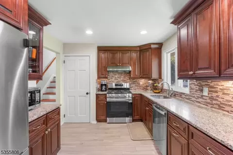 214 Wilsey Ct, Paramus, NJ 07652 photo 4