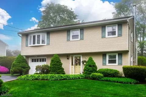 19 W Lakeview Rd, Stockholm, NJ 07460