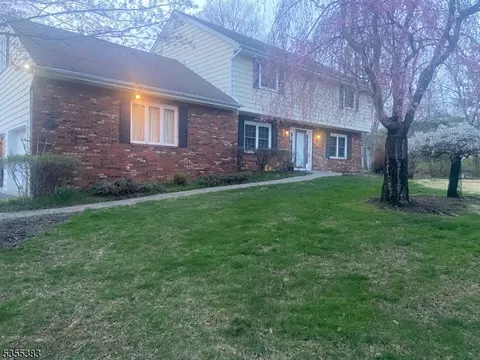 31 Charlotte Dr, Lebanon, NJ 08833