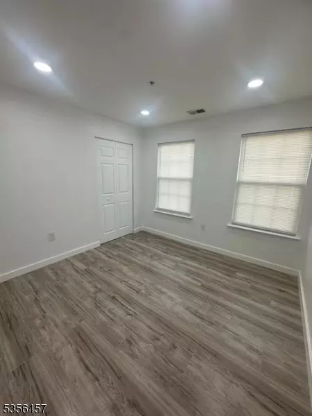 41 Yancy Dr, Newark, NJ 07103 photo 8