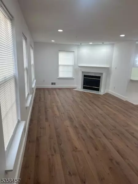 41 Yancy Dr, Newark, NJ 07103 photo 4