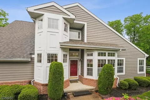 6 Cypress Point Ln, Monroe Township, NJ 08831