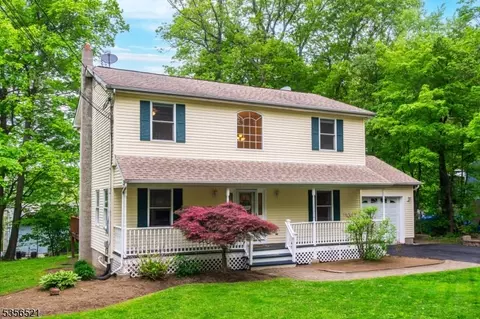 19 Esther Dr, Highland Lakes, NJ 07422