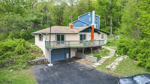 2 Ridge Rd E, Vernon Twp, NJ 07422