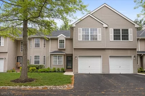 5 Roxiticus Ct, Annandale, NJ 08801
