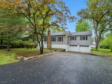5 Pine Ter, Wayne, NJ 07470