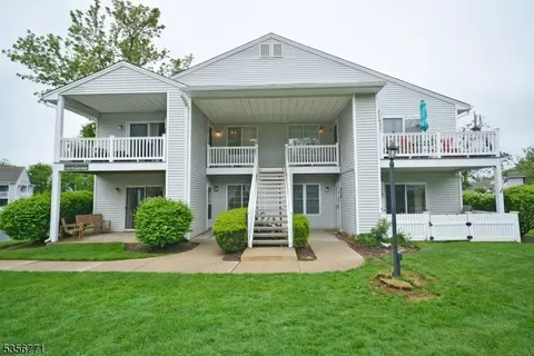 76 Village Green Rd, Bedminster, NJ 07921