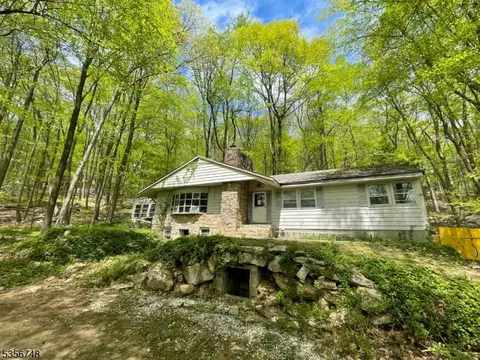 82 River Rd, Flanders, NJ 07836