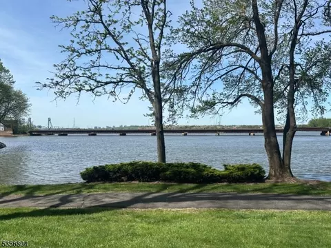 186 Sandcastle Ky #186, Secaucus, NJ 07094