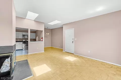 21 Fisher Dr, Franklin Park, NJ 08823