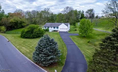 5 Carriage Ln, Hardyston Twp, NJ 07419