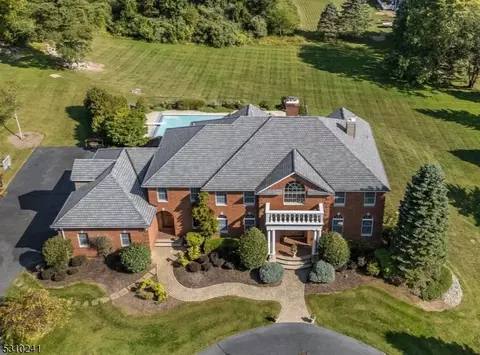 4 Hook Mountain Dr, Clinton Twp, NJ 08801